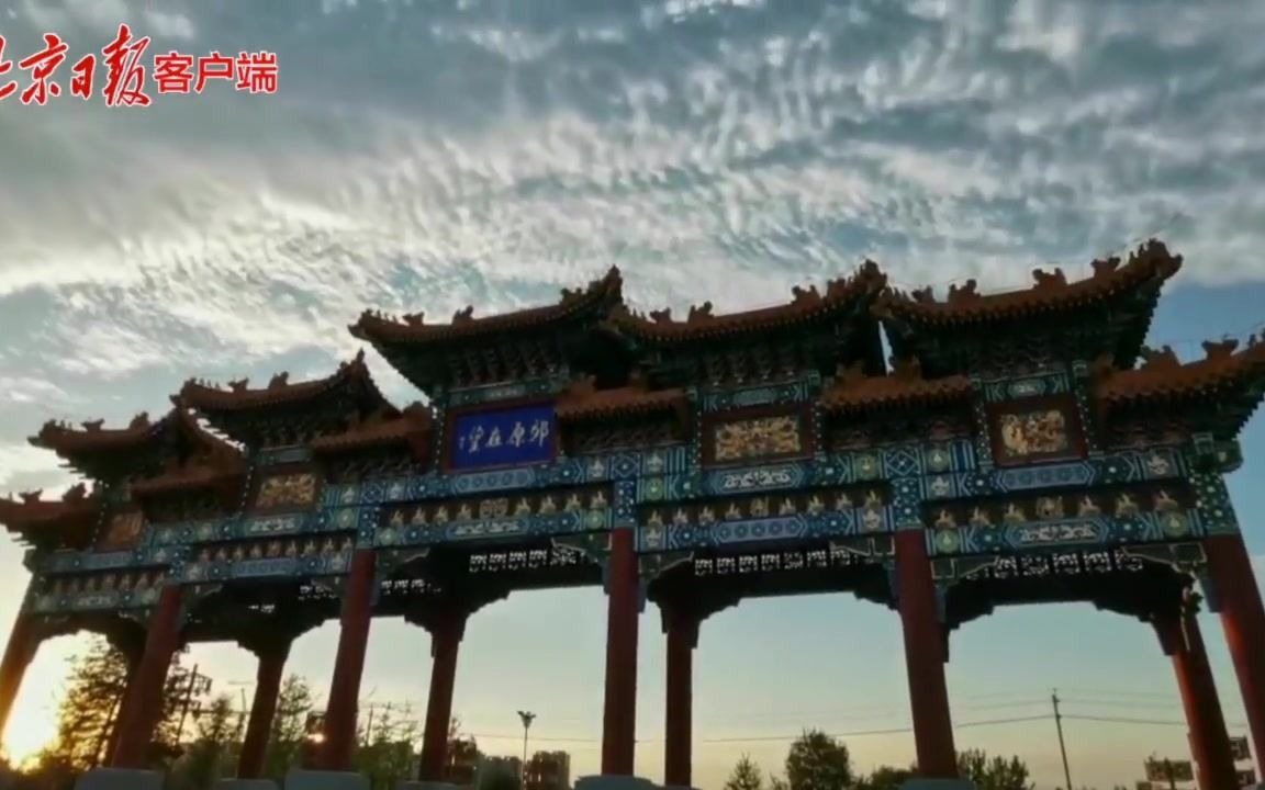 一道长云，在夕阳下变换颜色