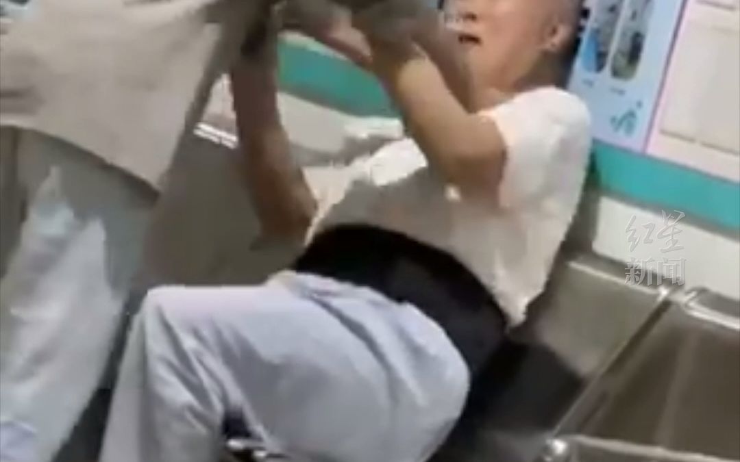 奶奶在医院“收拾”不听话的爷爷，最后一秒也太甜了！