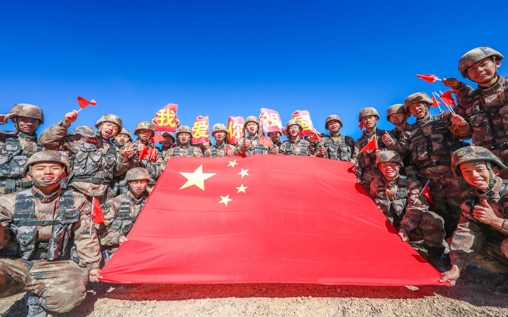 与国旗合影，为祖国庆生！全军合拍《我和我的祖国》MV