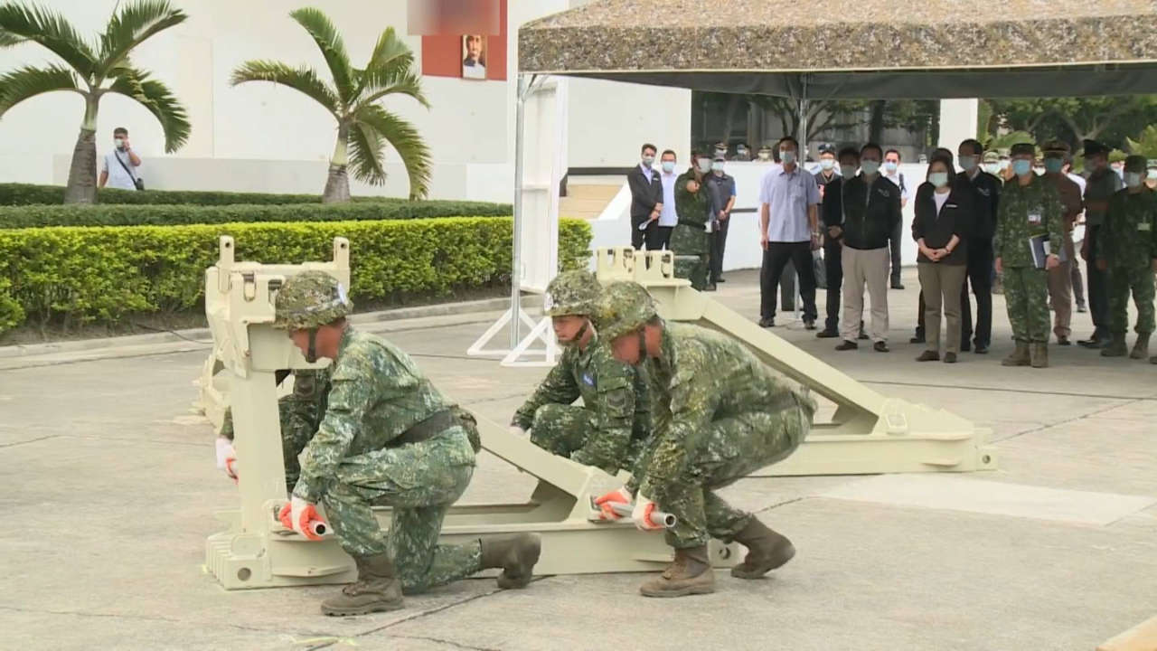 蔡英文频繁视察台军，民调显示近八成台湾民众不愿上战场当炮灰
