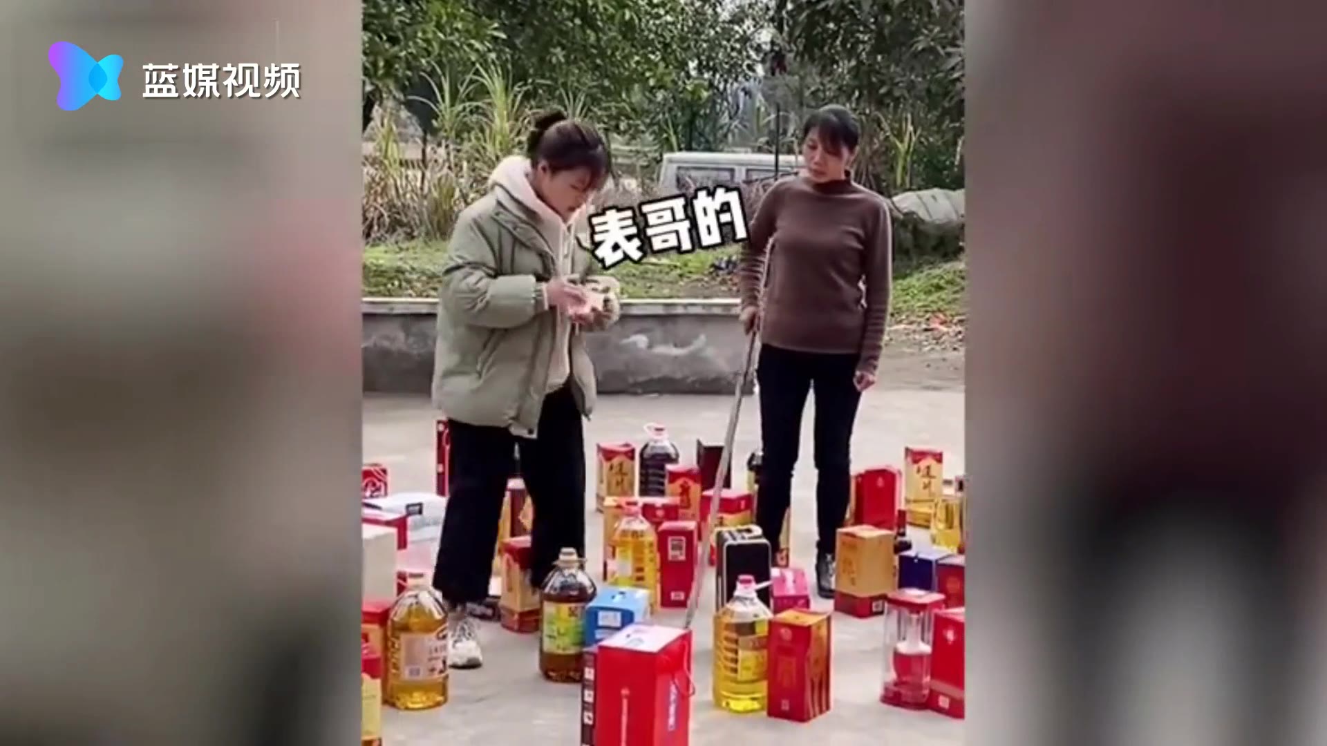 拜年礼品太多咋处理？妈妈手拿木棍指点江山 一通神操作惊呆网友
