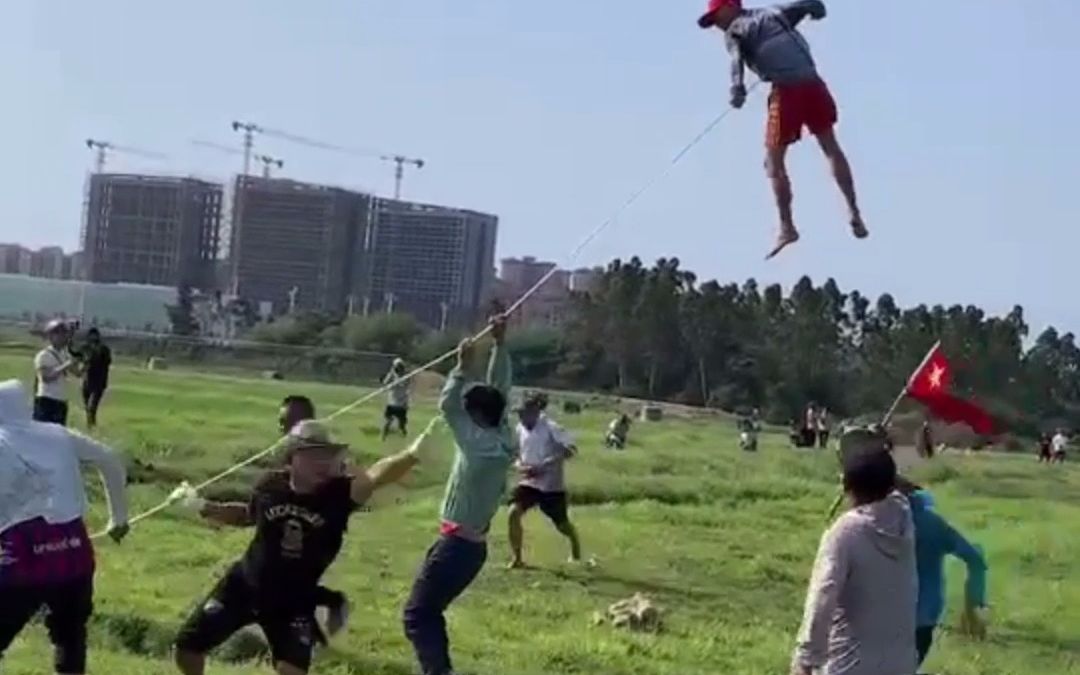 男子放巨型风筝被带上天，在半空中翻转，网友：这是风筝放人还是人放风筝？