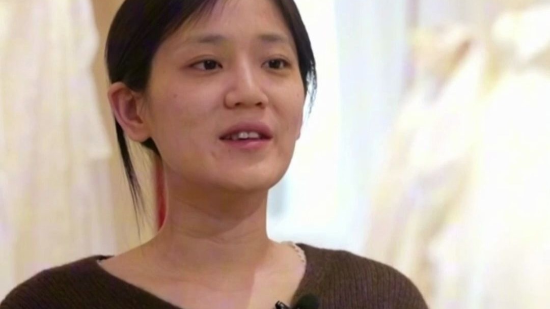 父亲患尿毒症9岁女孩街头卖报“救父”，18年后她要当妈妈了：《都市报道》和我在互相见证，很有意义。