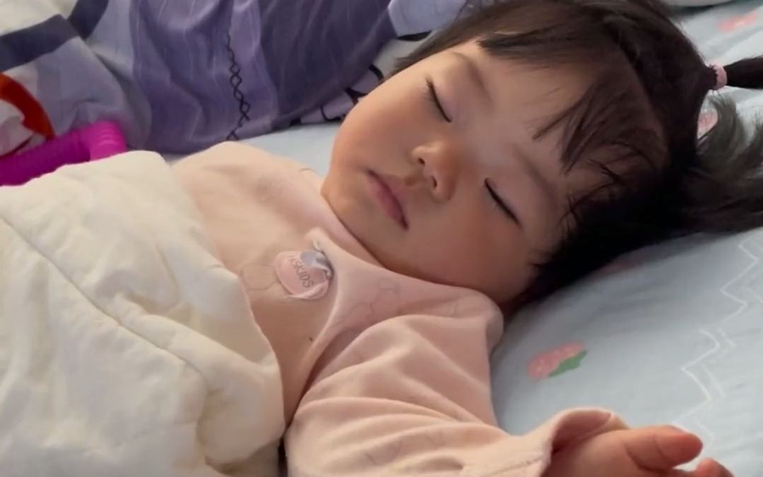 萌娃睡太久被家长“强制开机” 脑子还没反应过来 身体已经开始摇了