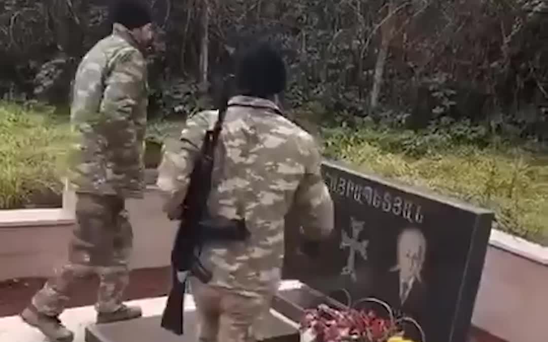 阿塞拜疆士兵践踏亚美尼亚墓地拍视频取乐：踢翻墓碑，拍摄者大笑