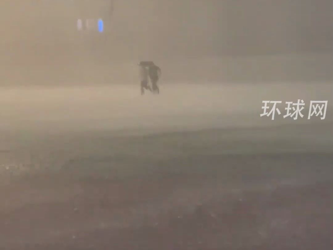 实拍南方多省现极端天气：湖南、贵州下出“雨尘暴”效果，广东河源浊水淹城，江西多地电闪雷鸣