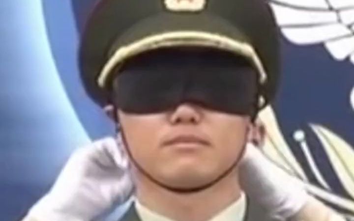 绝对真功夫！仪仗队员蒙眼踢正步分毫不差