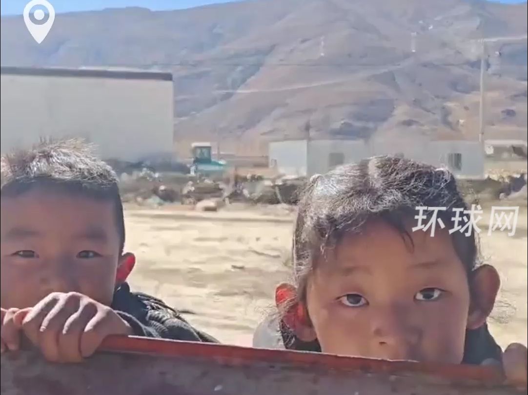 小朋友看到抗震救灾的子弟兵，想起了自己的哥哥，追着给子弟兵们送零食