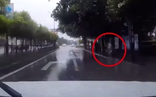 女子雨天开车不慎溅到行人，当即折返欲亲自道歉