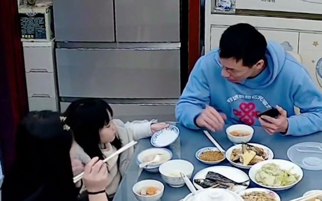 女儿对妈妈说话不礼貌，爸爸随后的做法令网友怒赞：这才是家教
