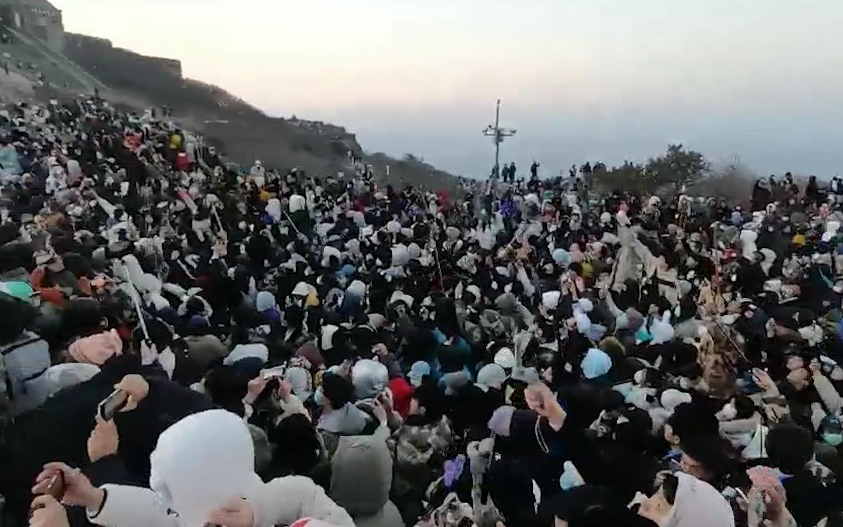 清明假期泰山人从众！小伙登山顶实拍：看日出人群“爆满”