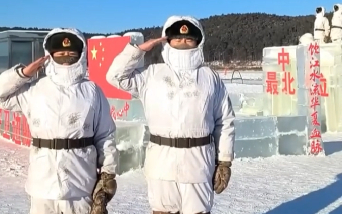 黑龙江漠河，-40℃，两名哨兵坚守岗位纹丝不动，让游客猜测是不是“仿真人”。直到两人摘下手套，向退役老兵回礼，这一幕让游客瞬间泪目！致敬！