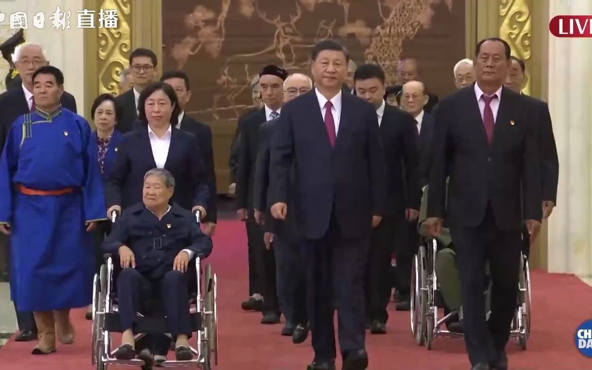 共同见证！总书记和七一勋章获得者一同步入会场