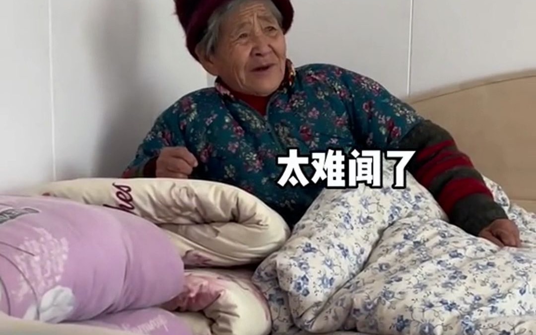 爷爷在家择香菜，讨厌香菜的奶奶将其赶出，随后孙子的行为太损了