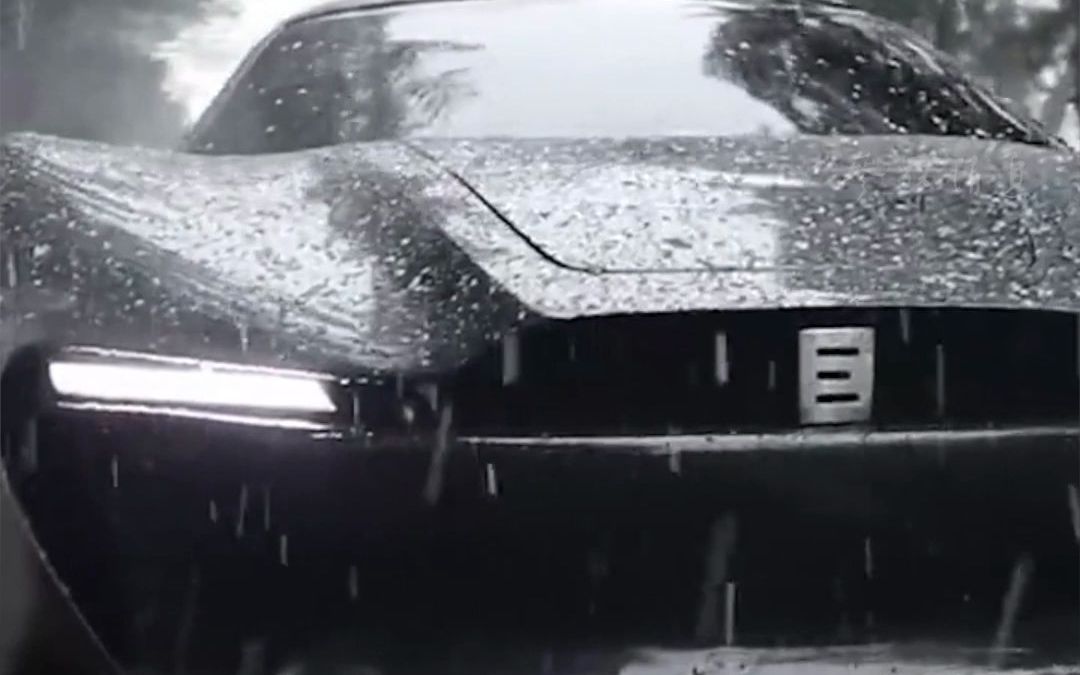 阿富汗首款国产跑车 风雪中轰鸣驶过