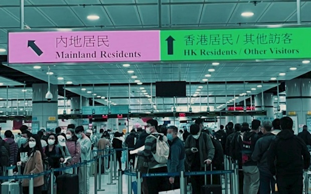 香港内地通关首日：港人北上热情高涨，入境深圳排队超1.5小时