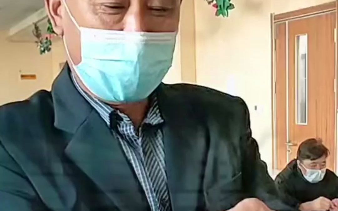 大爷将纸片贴手上投影出农民锄地。网友：擦汗这个小动作，让画面一下子活了！