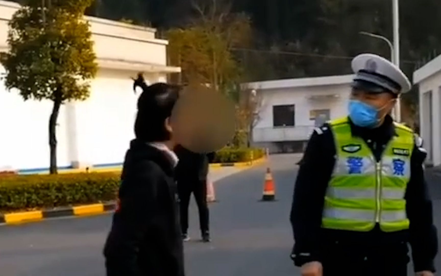 女子超速被拦 反向操作查交警证件：你这是公安证 不是交警证