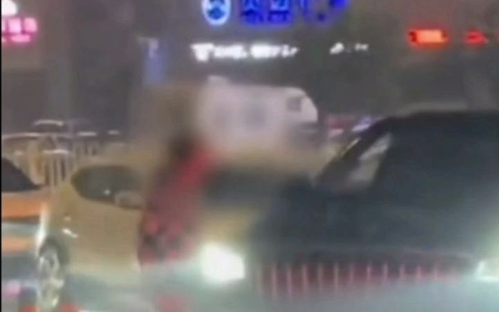 油价上涨前插队加油，女子怒斥司机，网友：成年人的崩溃就在一瞬间