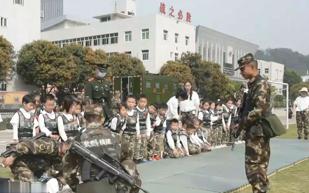 长大了保家卫国！实拍小军娃军营开放日体验战术训练匍匐前进有模有样