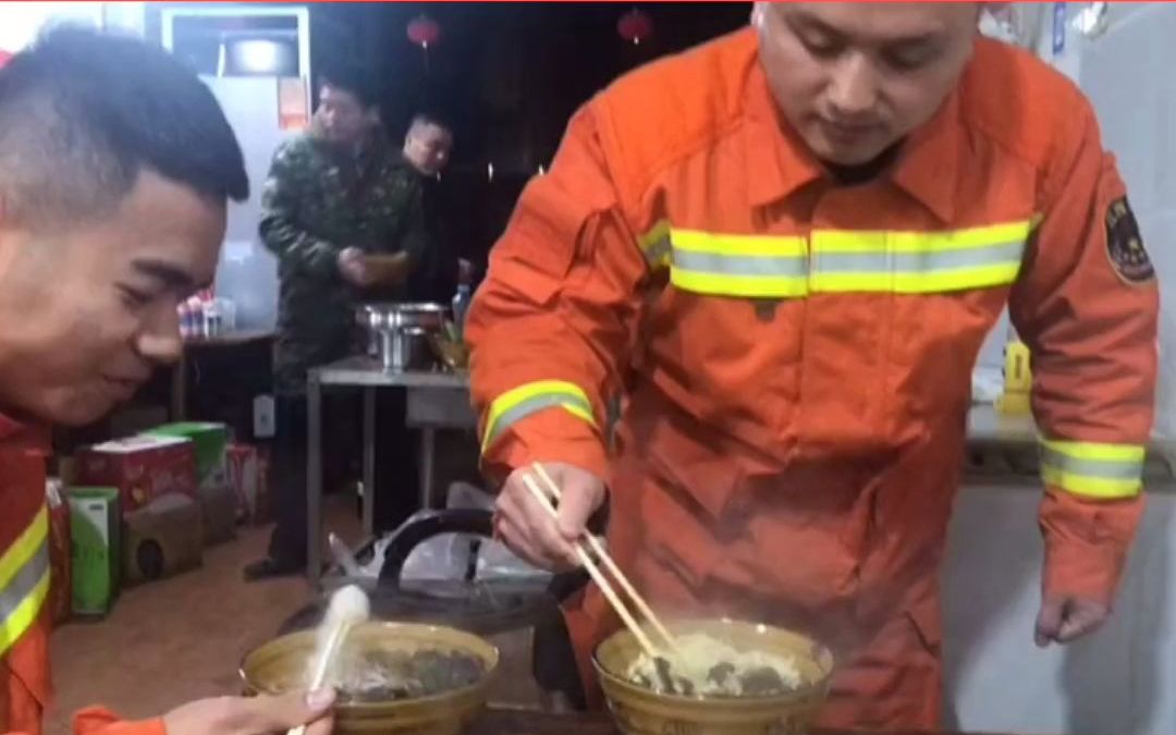 消防员凌晨4点处理完警情，在面馆吃面手抖得拿不稳筷子