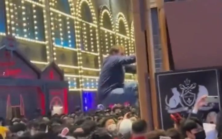 一男子为逃离梨泰院人潮一秒变身蜘蛛人