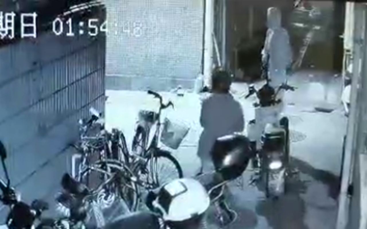 男子深夜偷电动车电瓶 6旬房东发现后机智勇斗 偷车贼下跪求放过