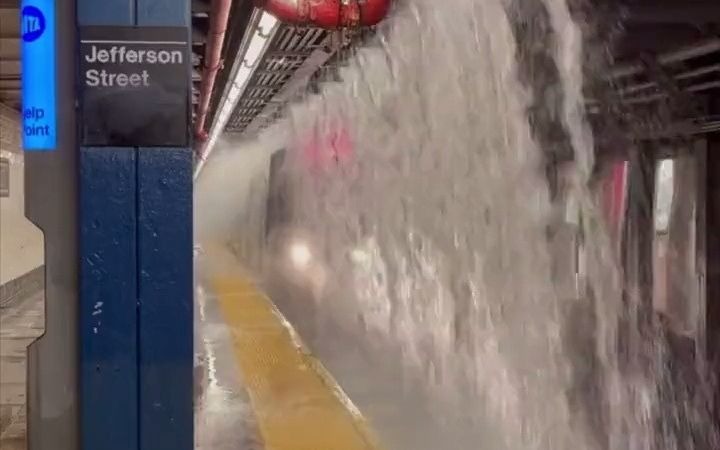 创纪录大暴雨逼停纽约地铁 洪水漫灌一片狼藉 站内如瀑布喷涌