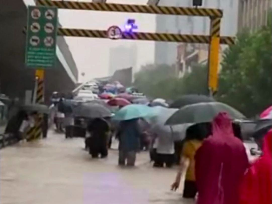 郑州暴雨致32条公交线路临时停运，有公交车行驶中遭积水倒灌
