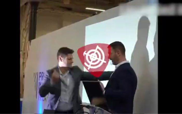英国企业展示碳纤维防弹衣性能，用刀狂捅，测试过程看得人心惊肉跳