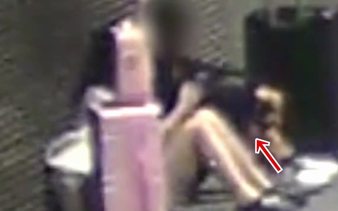 男子深夜索要女生微信被拒竟伸出“咸猪手”：感觉她瞧不起我，上海铁路警方：行政拘留10日！