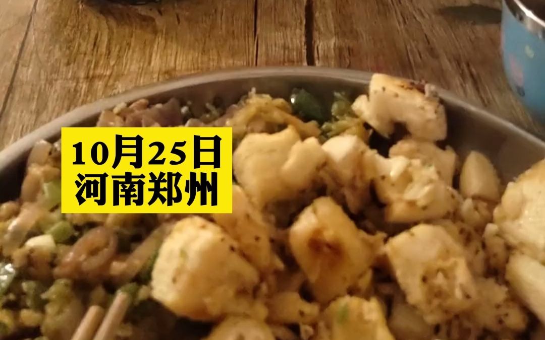 萌娃看妈妈做饭，手扶额头一脸愁容，网友：从孩子脸上看出了中年男人的无奈