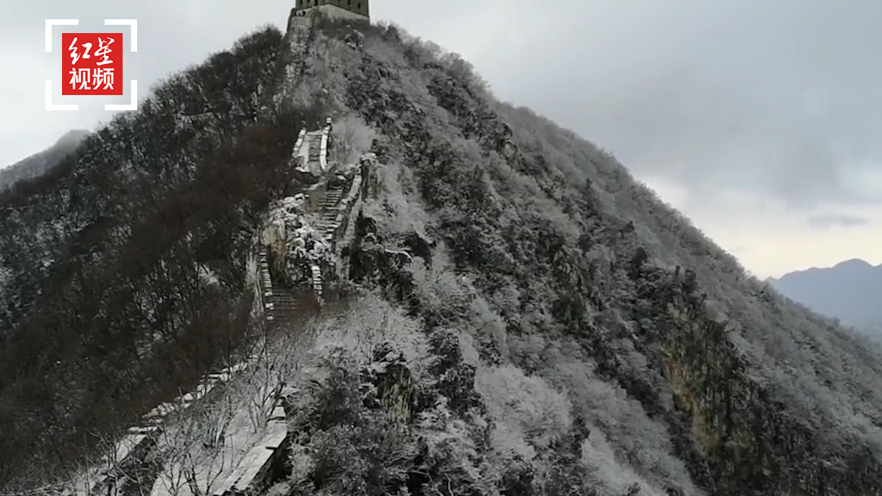 航拍雪中的北京箭扣长城 长城蜿蜒银装素裹似仙境