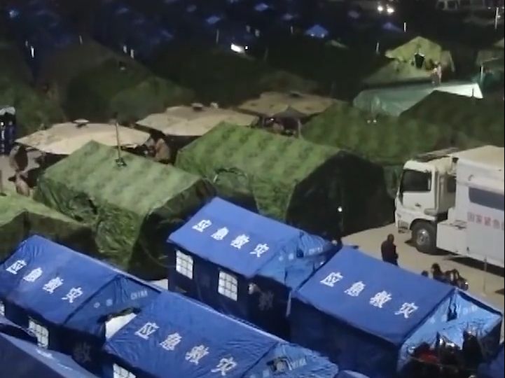 震后安置第一夜：每个帐篷都确保都有“三棉”，并配有火炉取暖。