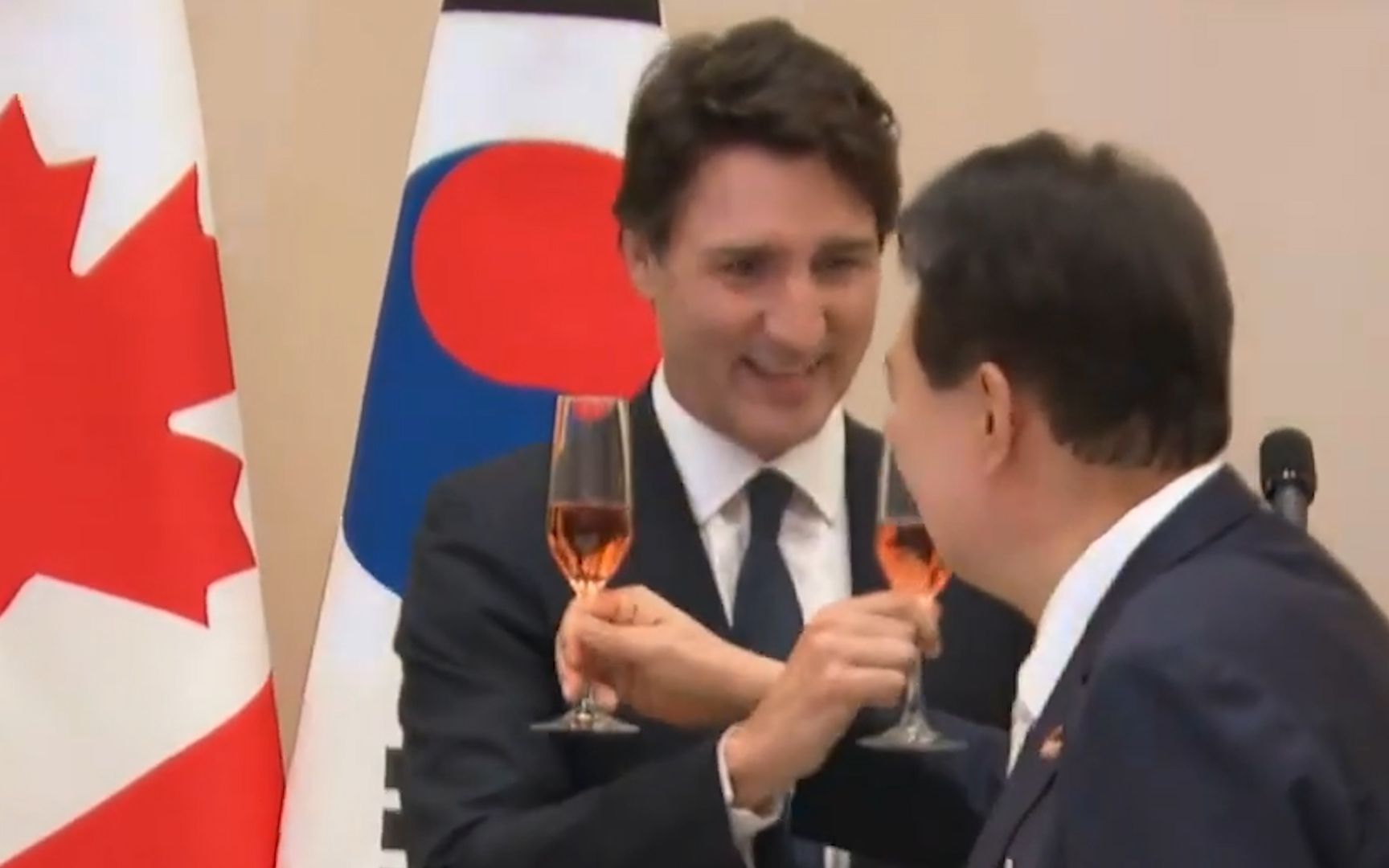 尹锡悦为特鲁多举行欢迎晚宴 两人还喝了交杯酒