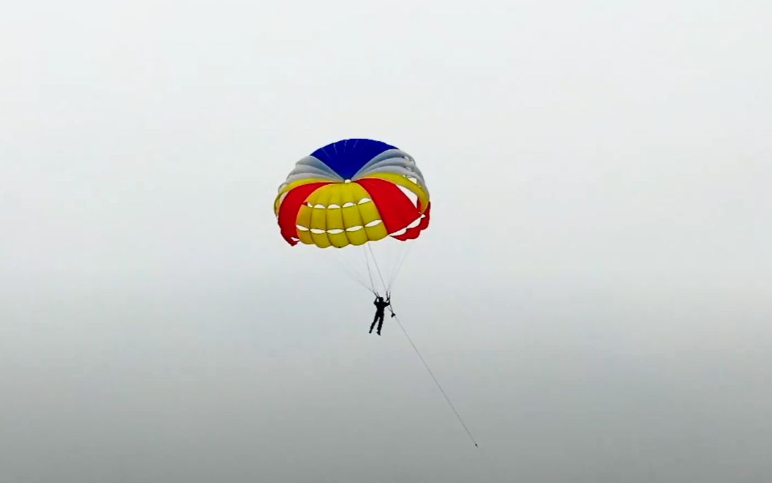 硬核“放风筝”！现场直击海军航空大学陆地牵引升空跳伞训练