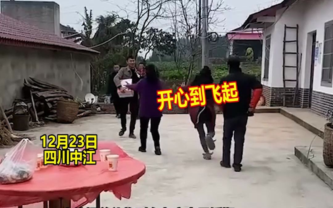 小伙带礼物上女友家商量婚期，女友出门迎接，网友：迫不及待要嫁