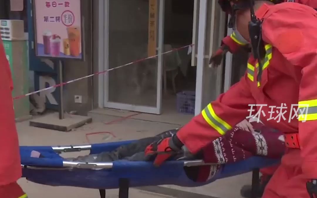 长沙房屋垮塌现场陆续有人被救出，消防救援人员携带搜救犬进场搜寻