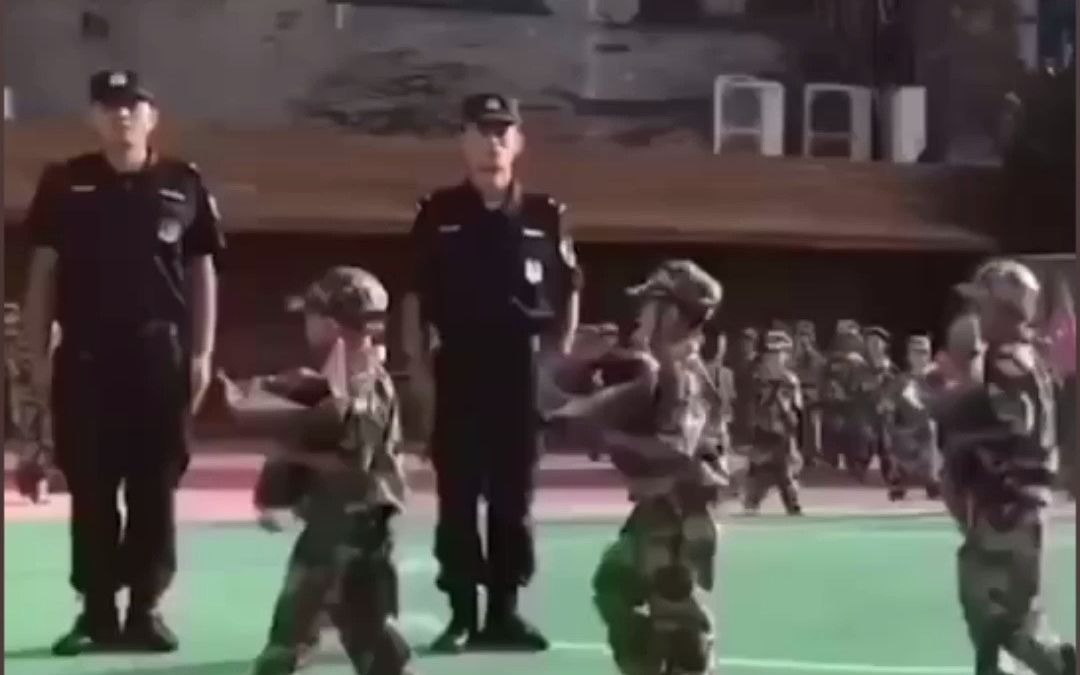 小朋友单膝下跪给警察献花，警察蜀黍：着实有点慌……