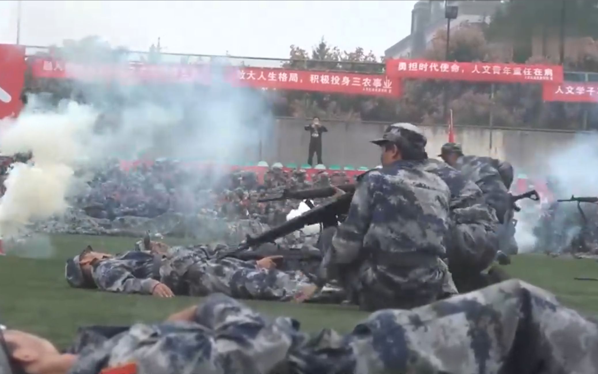 超燃！贴近实战化的高校新生军训