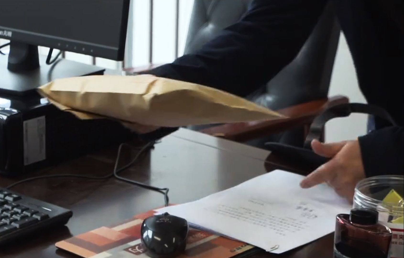“这个钱我现在不敢收 等退休安全了再给我”