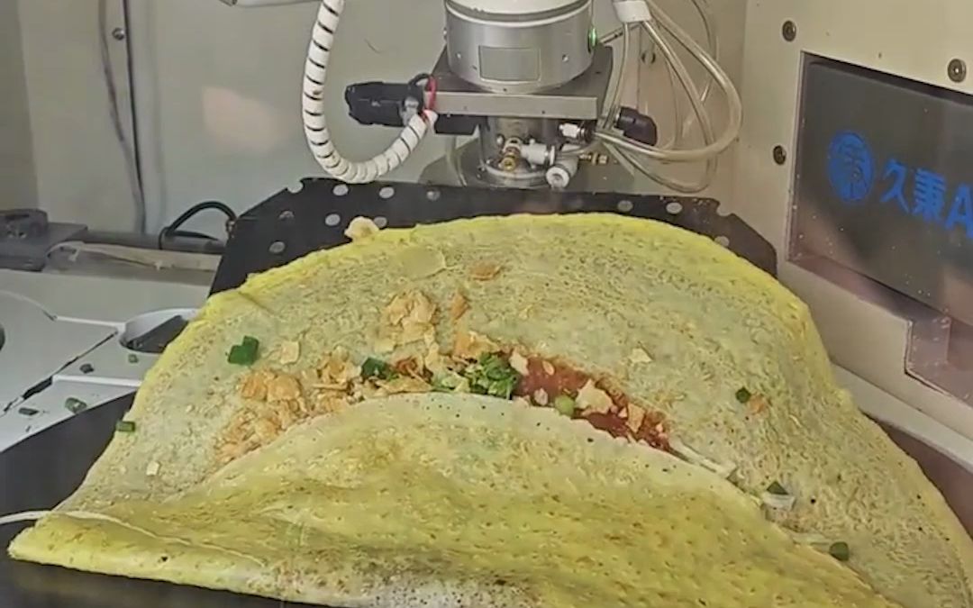 真正的科技与狠活！北京地铁口现“煎饼机器人”，做一套三分钟，售价7.99元。