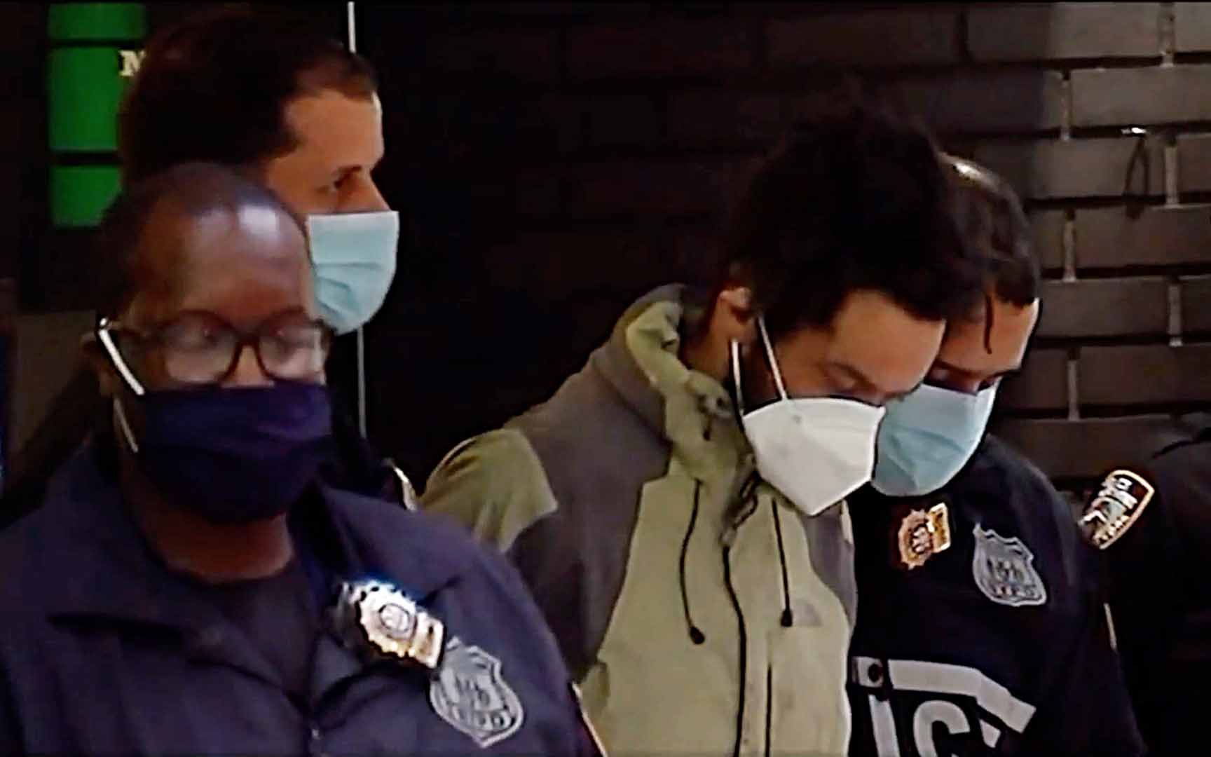 非裔男街头大骂亚裔“滚回中国”还想威胁 结果被骂的是便衣警察