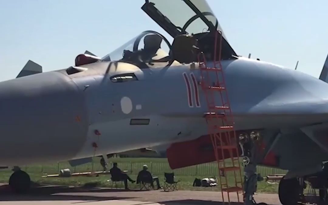 F35A遭苏30咬尾锁定后，飞行员紧急接受心理咨询，现场痛哭流涕