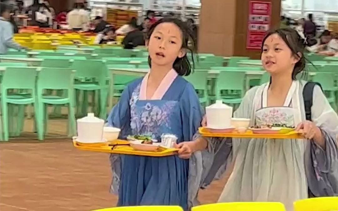 学校汉服日 学生们身着汉服"仙气飘飘" 网友：提倡普及传统文化！