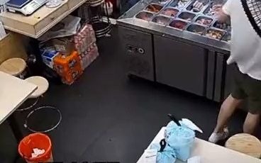 60多岁大爷拿放大镜看单号，骑自行车送外卖。餐饮店主：感觉很辛酸