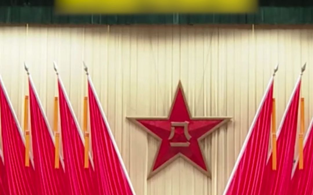 毕业即出征 国防科大毕业典礼结束 领导们向毕业生致以军礼