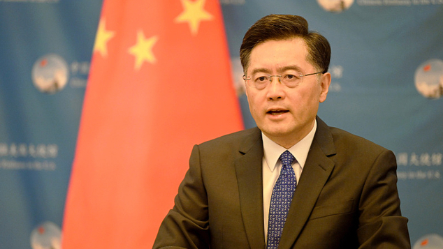 外交部秦刚与美国国务卿布林肯通电话，提醒美方停止干涉中国内政