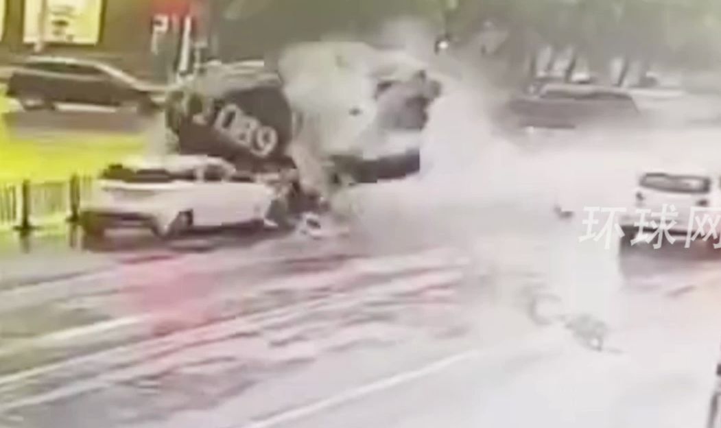 监控曝光！江西抚州一汽车闯红灯连撞3车，已致1死5伤，肇事司机被控制