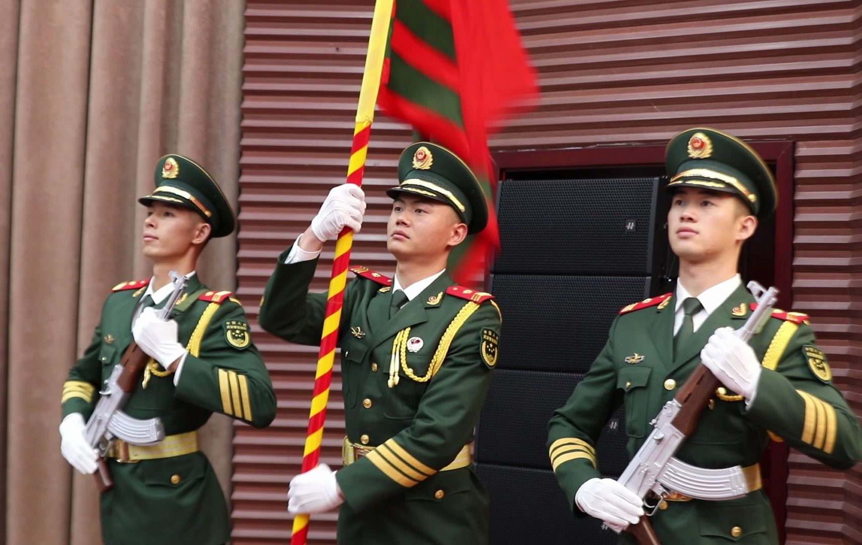 凡是过往，皆为序章。告别，亦是一种出发！再见，军营！再见，战友！